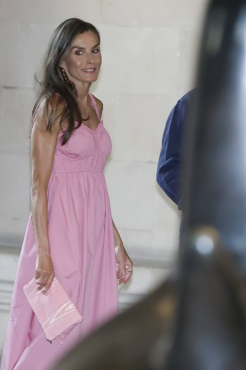 Bomba od haljine: Letnji model koji se razgrabi u trenu, a sve je počelo od kraljice Leticije koja se prva zaljubila u njega!