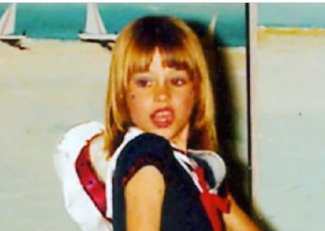 Da li znate ko je ova plavokosa devojčica? Danas je prava bomba od žene, frajeri joj jedu iz ruke, a ni za milion godina je ne biste prepoznali