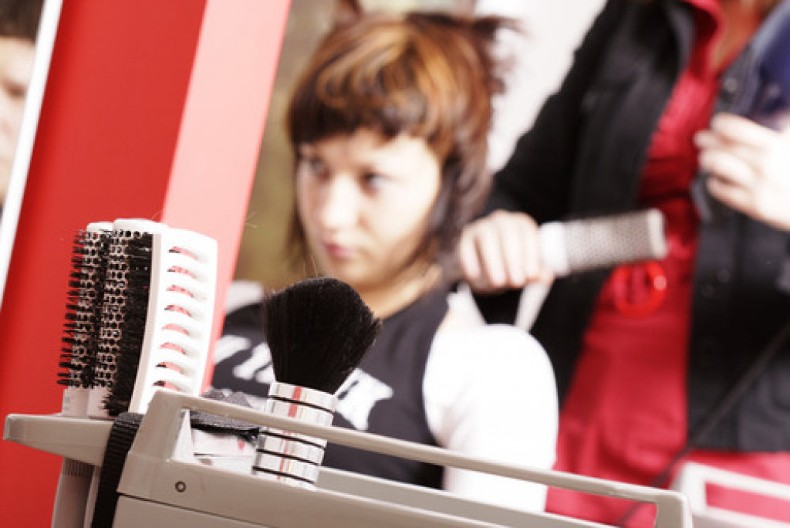 Popularna frizura 70-tih je hit proleća: Daje kosi izuzetan volumen i briše godine sa lica