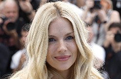 Teksas se nosi ove sezone: Moderan i zahvalan materijal koji pristaje svim ženama, a najlepše stoji uz ove cipele