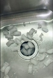 Žena je ubacila led u sudoperu i šokirala se: Kada vidite šta se desilo, i vi ćete to odmah uraditi!