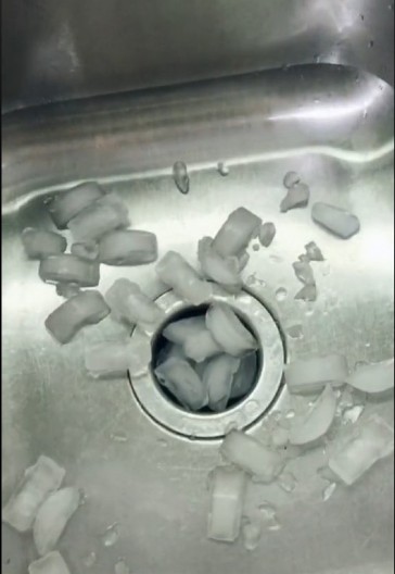 Žena je ubacila led u sudoperu i šokirala se: Kada vidite šta se desilo, i vi ćete to odmah uraditi!