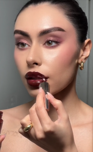 Reklo bi se da niko neće da ga nosi, a žene u Srbiji prave redove zbog njega: Ovo je najpopularnija boja ruža za 2025. godinu, ide uz sve kombinacije i za svaku je priliku