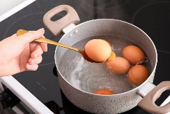 Kad kuvate jaja, dodajte u vodu 1 sastojak: Tada neće popucati i oljuštiće se bez problema!