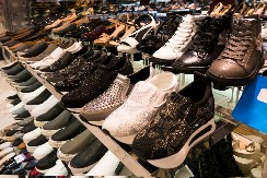 Prošle godine svi odlepili za njima, opet isto i ove godine: Ovo su najpopularnije papuče ovog leta, nose ih i žene i muškarci