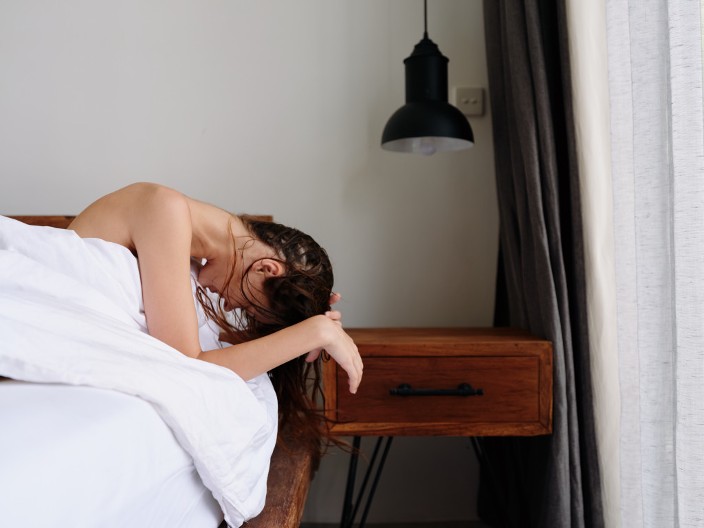 Svi misle "Neće mi biti ništa", ali nije baš tako: Zašto ne treba da spavate sa mokrom kosom?