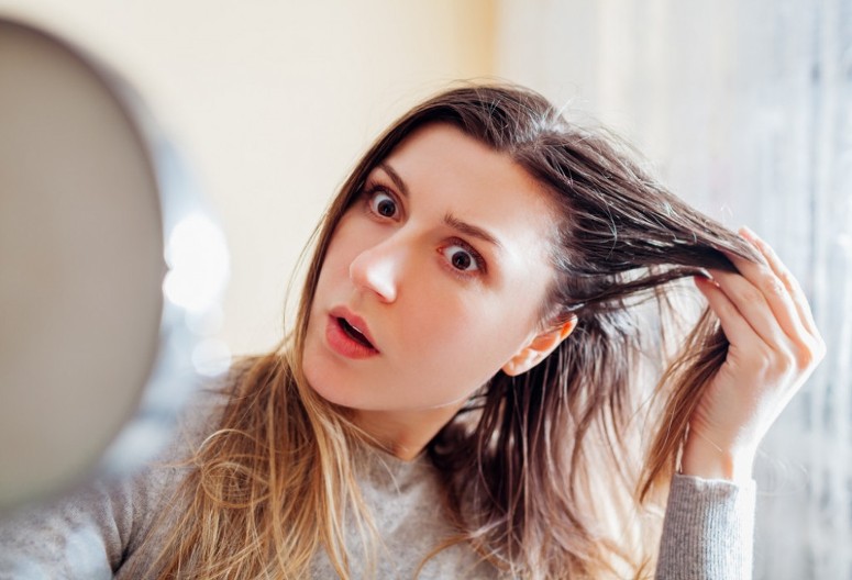 Trikovi za masnu kosu koje frizeri ne žele da znate: Besplatni su i deluju odmah, više je nećete prati svaki dan!