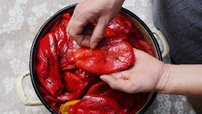 Najbrže ljuštenje pečenih paprika: Trik koji skida ljusku u jednom potezu zaludeo domaćice na internetu!