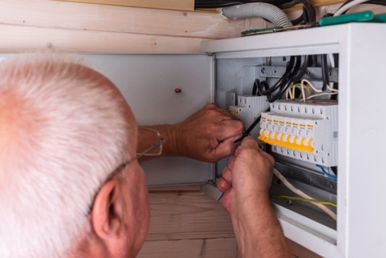 Iskusni električar upozorava: Ovo je glavni uzročnik većine požara u kući