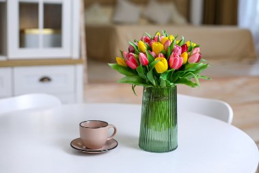 Lale će dugo ostati sveže: Žena je u vodu stavila 2 komada ovoga i sprečila da se cveće osuši