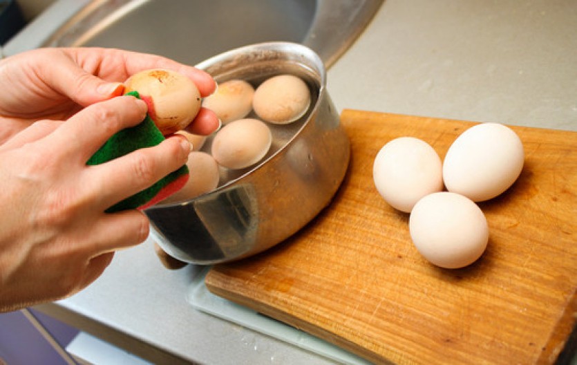 Kako najlakše izbeliti jaja za Uskrs? Ovako ćete od žutih dobiti blistavo bela spremna za dekoraciju