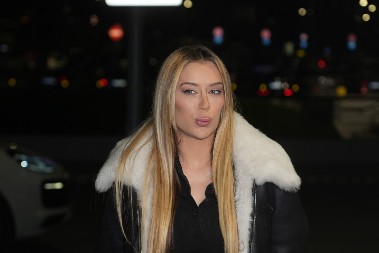 Nema štikli, šljokica, jake šminke — sve je jednostavno: Stajling Tee Tairović je idealan za sve "opuštene" prilike, šetnju, putovanja + prelak za kopiranje