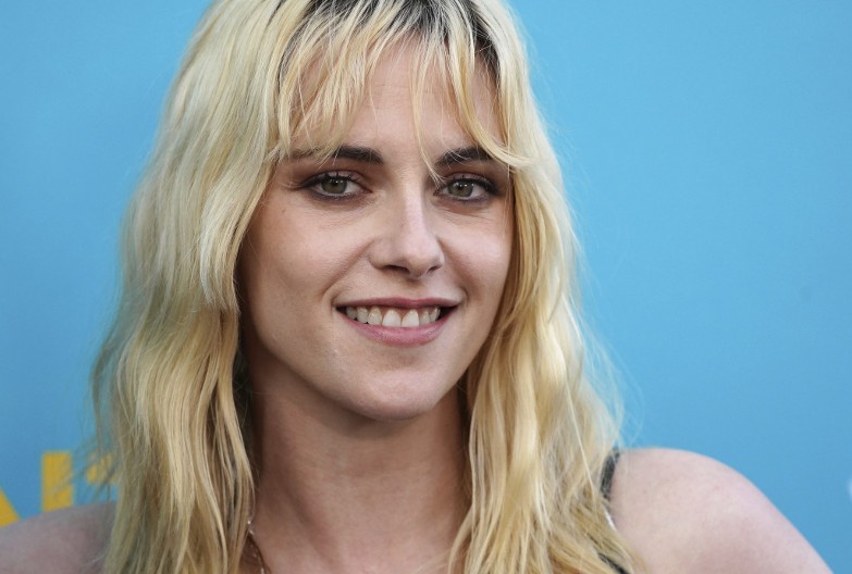 Zaboravila majicu kod kuće: Glumica ponovo izaziva golišavom pojavom, preko dekoltea stavila 2 stvari