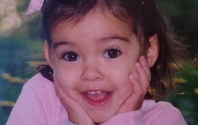 Nekada slatka devojčica, a danas živa vatra: Prepoznajete li slavnu pevačicu koja danas puni 26 godina?