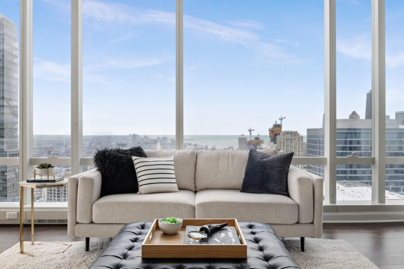 Ne smeta im što se sve vidi: Zašto bogataši više ne stavljaju zavese na prozore?