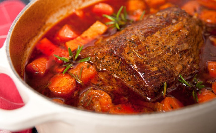 Najukusnija teletina iz rerne: Iznutra mekana i sočna, a spolja rumena i hrskava, sa ovim receptom nema greške!