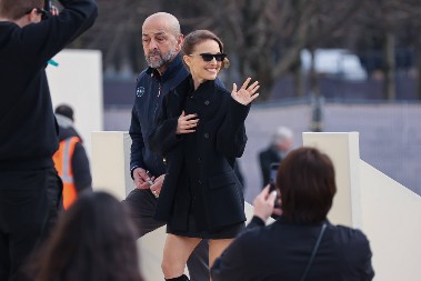 Nakon razvoda od preljubnika, slavna glumica viđena sa novim dečkom: Markantnog Francuza više ne krije, a ljubav se vidi "iz aviona!"