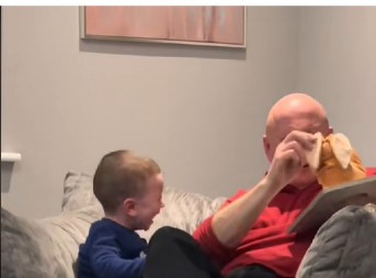 Ljubav do neba: Deka oduševio 2,5 miliona ljudi načinom na koji je ispričao unuku priču, dečak nikad srećniji!