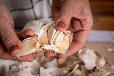 Ne bacajte ljuske od belog luka: Iskoristite ih za razne namene, kao što su radile naše bake