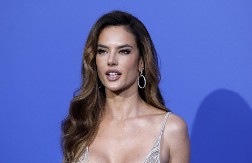 "Zaboravila je da obuče pantalone, neko bi trebao da joj kaže": Slavnu manekenku napali zbog stajlinga, tvrde da se naružila, šta vi mislite?