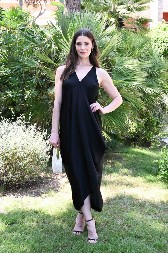 Žene u Srbiji se takmiče koja će pre da kupi ovu haljinu: Sakriva stomak, u njoj izgledate mršavije, a košta oko 3.000 dinara