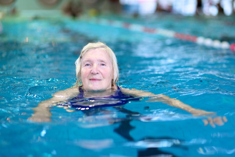 Tako je došla na žurku? Baku (67) razapeli na unukinom rođendanu na bazenu, kažu da izgleda kao klinka