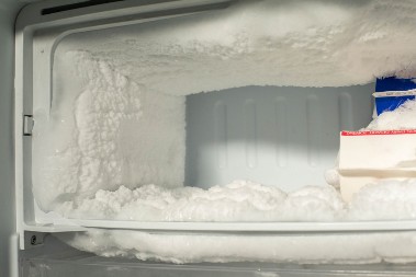 Ljudi stavljaju novčić u zamrzivač pre odlaska na put: Ono šta zateknu pri povratku kući mnoge začudi, evo šta može da se desi