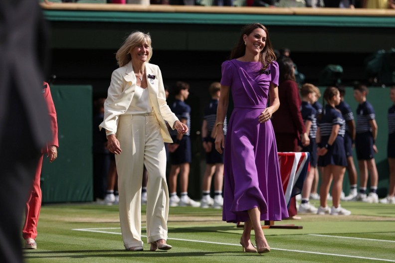 Prošle godine u ljubičastoj, ove u jednako efektnoj boji: Evo kako se Kejt pojavila na Vimbldonu, opet nosi trakicu na desnoj strani, šta to znači?