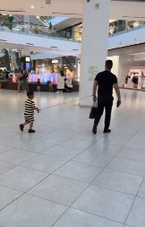 Vodio sina na povocu kroz tržni centar, ljudi ga odmah zasuli komentarima: Da li je ovo u redu?