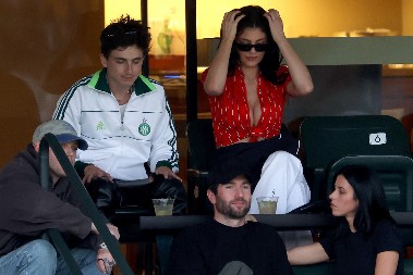 Fanovi tenisa šokirani ponašanjem glumca i njegove slavne devojke: Ovakva scena ljubavnog para ne viđa se svaki dan!