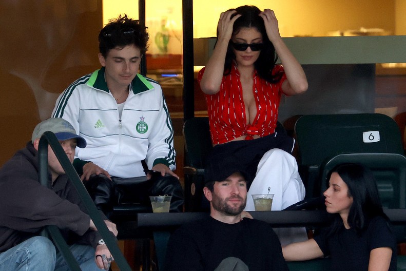 Fanovi tenisa šokirani ponašanjem glumca i njegove slavne devojke: Ovakva scena ljubavnog para ne viđa se svaki dan!