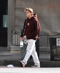 Da li možete da pogodite ko su roditelji ovog mladića?  Oboje su svetski poznati glumci, a i sin im je glumio u jednoj seriji