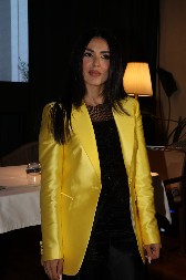 Odražava smelost i stil, elegantan je, ali i moderan: Sako Tanje Savić oduševio sve, ali i kombinacija boja koja je idealna za bukvalno svaku priliku