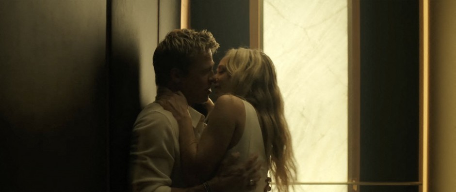 Ceo svet bruji o strastvenoj sceni Breda Pita i vatrene plavuše: Dohvatili se u liftu, šta li će na sve ovo reći Ines?