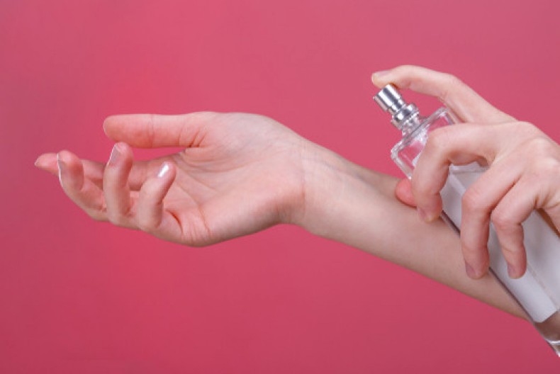 Parfem vam brzo izgubi miris? Sada vam otkrivamo genijalan trik za njegovu postojanost tokom celog dana!