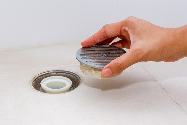 Smrad iz odvoda u kupatilu se širi kućom? Ova mešavina će ukloniti neprijatan miris i prljavštinu