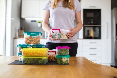 Plastične kutije za hranu neće ostati masne: Žena je pokazala kako ih pere bez ribanja, mi smo isprobali trik i radi!