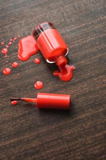 Nikako ne koristite aceton! Evo kako da skinete lak za nokte sa parketa