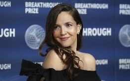 Koriste ga žene 50+: Fenomenalan preparat za negu lica, kose, noktiju i još mnogo toga, a možete ga kupiti ,,za dž"