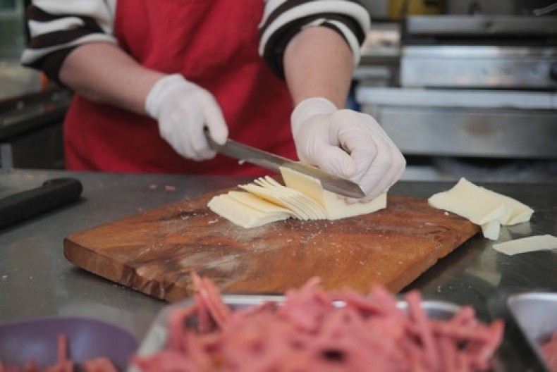 Nikad lakše seckanje sira: Pogledajte ovaj genijalan trik, nema mrvica nigde!
