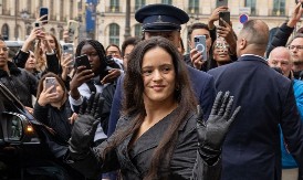 Lepršava suknja plus majica: Top kombinacija koju obožavaju Srpkinje, ovaj detalj  osvaja ,,na prvu loptu"