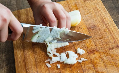 Nema suza: Iseckajte luk očas posla, potrebna je samo jedna sitnica iz kuhinje