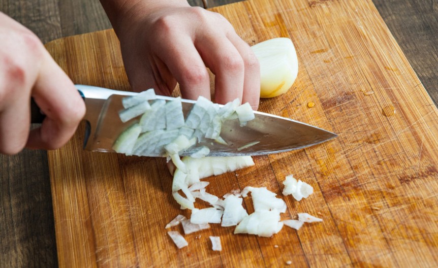 Nema suza: Iseckajte luk očas posla, potrebna je samo jedna sitnica iz kuhinje