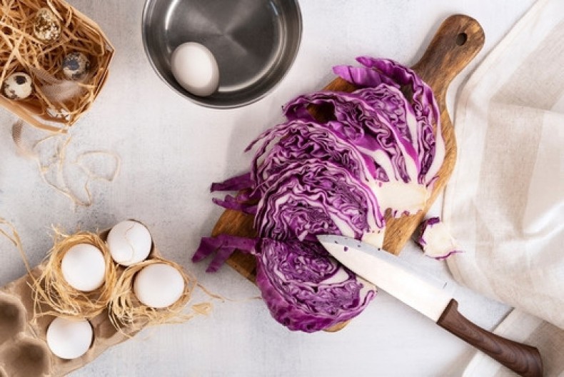 Farbanje jaja u ljubičastom kupusu je apsolutni hit: Prirodan način bojenja, a vrhunska nijansa lila boje