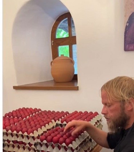 Monasi na Hilandaru ovako farbaju jaja za Uskrs: Koriste 4 prirodna sastojka za boje, a crveno jaje čuvaju samo na ovom mestu