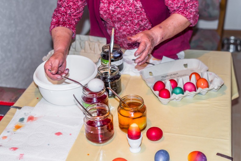 "Tajni sastojak" koji domaćice koriste, a retko ko ga zna: Kako ofarbati jaja u baš svaku boju koju poželite, njima uspe jer ne preskaču jedan korak