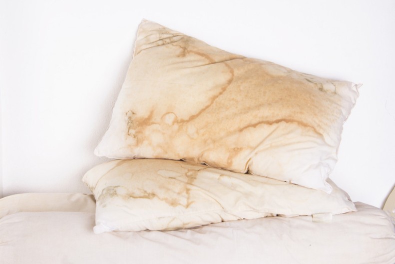 Svi su mislili da sam kupile nove jastuke: Komšinica mi je rekla kako da operem one požutele, sve fleke su se skinule!