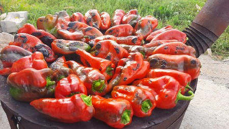 Da, najpoznatiji je sa kesom, ali druga dva su još bolja, ljuska spada sama: Kako najlakše oguliti pečene paprike?