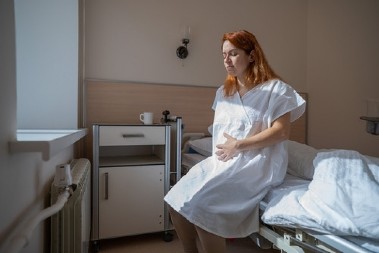 "Ležim sa šavovima i dojim bebu, a muž mi kuka da je njemu teško": Sumanut zahtev supruga šokirao ženu nakon carskog reza