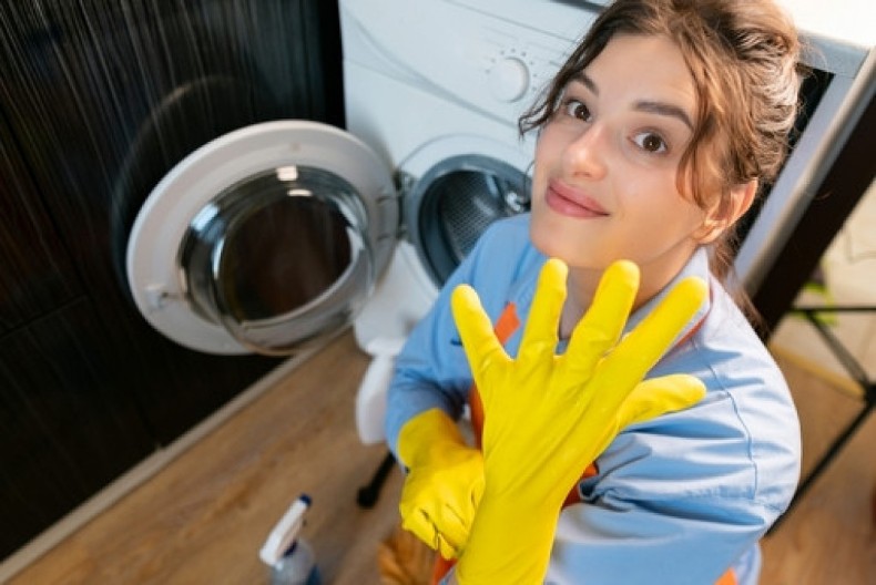 Mila je pokazala kako skida buđ u veš mašini: "Ne koristim hemiju, ova 2 sastojka brišu odvratne fleke, a veš mi je stalno mirišljav!"